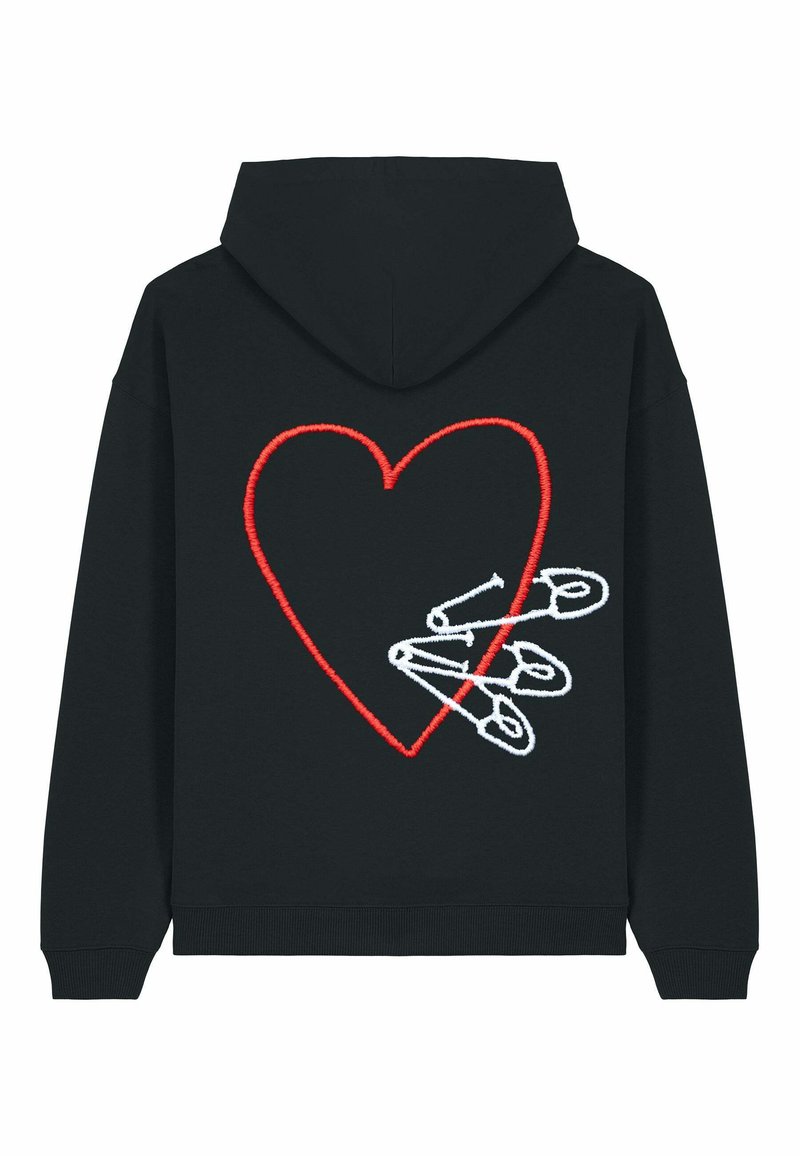 Felpa nera con cappuccio caratterizzata da un design a cuore ricamato di colore rosso, con tre spille di sicurezza bianche integrate. Tessuto morbido con polsini a coste.
