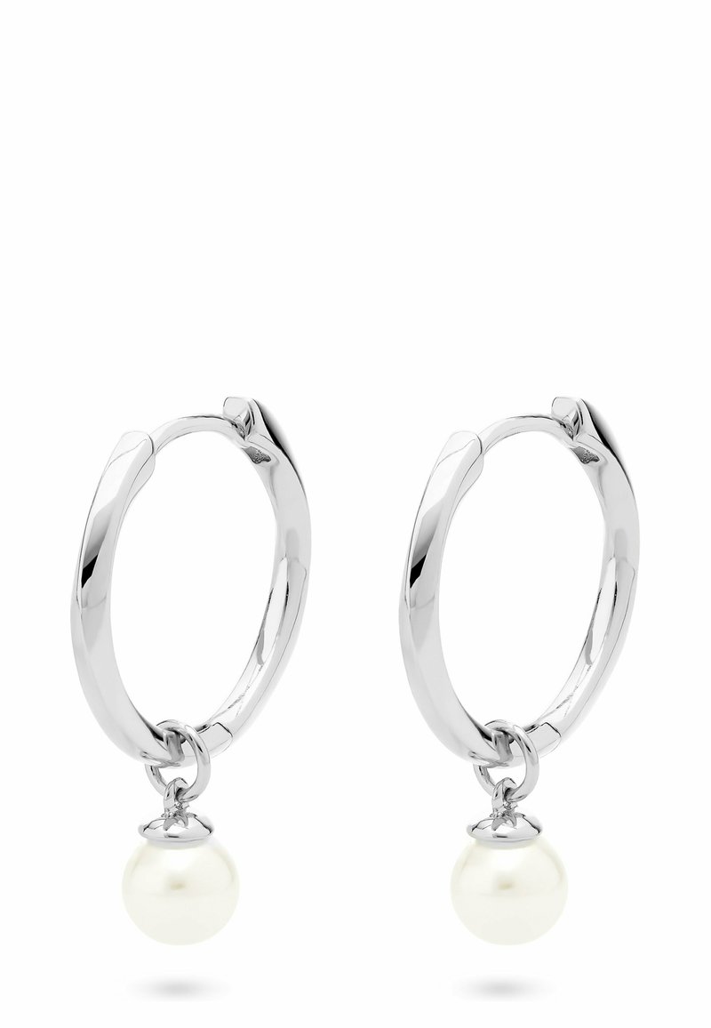 Silberne Creolen mit glatter Oberfläche, die einen weißen Perlenanhänger enthalten, der mit einem kleinen Ring befestigt ist.