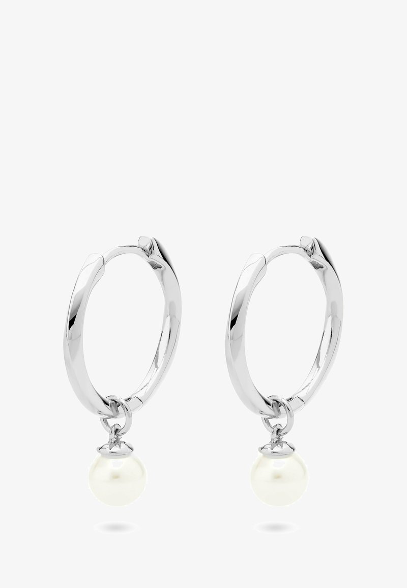 Silberne Creolen mit glatter Oberfläche, die einen weißen Perlenanhänger enthalten, der mit einem kleinen Ring befestigt ist.