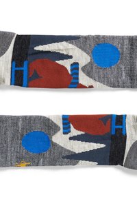 Calcetines coloridos con un diseño de montañas, círculos azules y figuras abstractas en rojo y gris. Fabricados con una tela suave y texturizada.