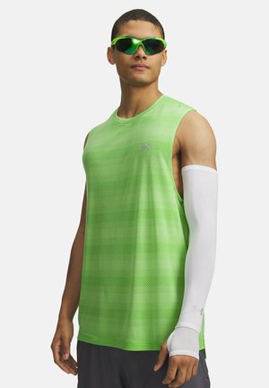 Top atlético sin mangas de malla verde con un logo de Under Armour, combinado con mangas blancas para los brazos y gafas de sol con lentes verdes.