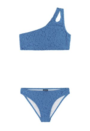 Blauw gestructureerd bloemen-bikinitopje met één schouder en bijpassende lage bikinibroekjes, beide gemaakt van een stof met verhoogde bloemenpatronen.