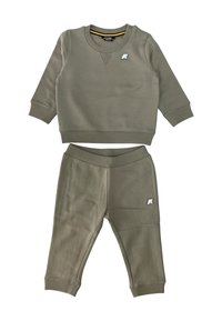 Completo di felpa e pantaloni abbinati in verde oliva, di dimensioni per bambini, con polsini a coste e piccolo logo bianco sopra e sotto.