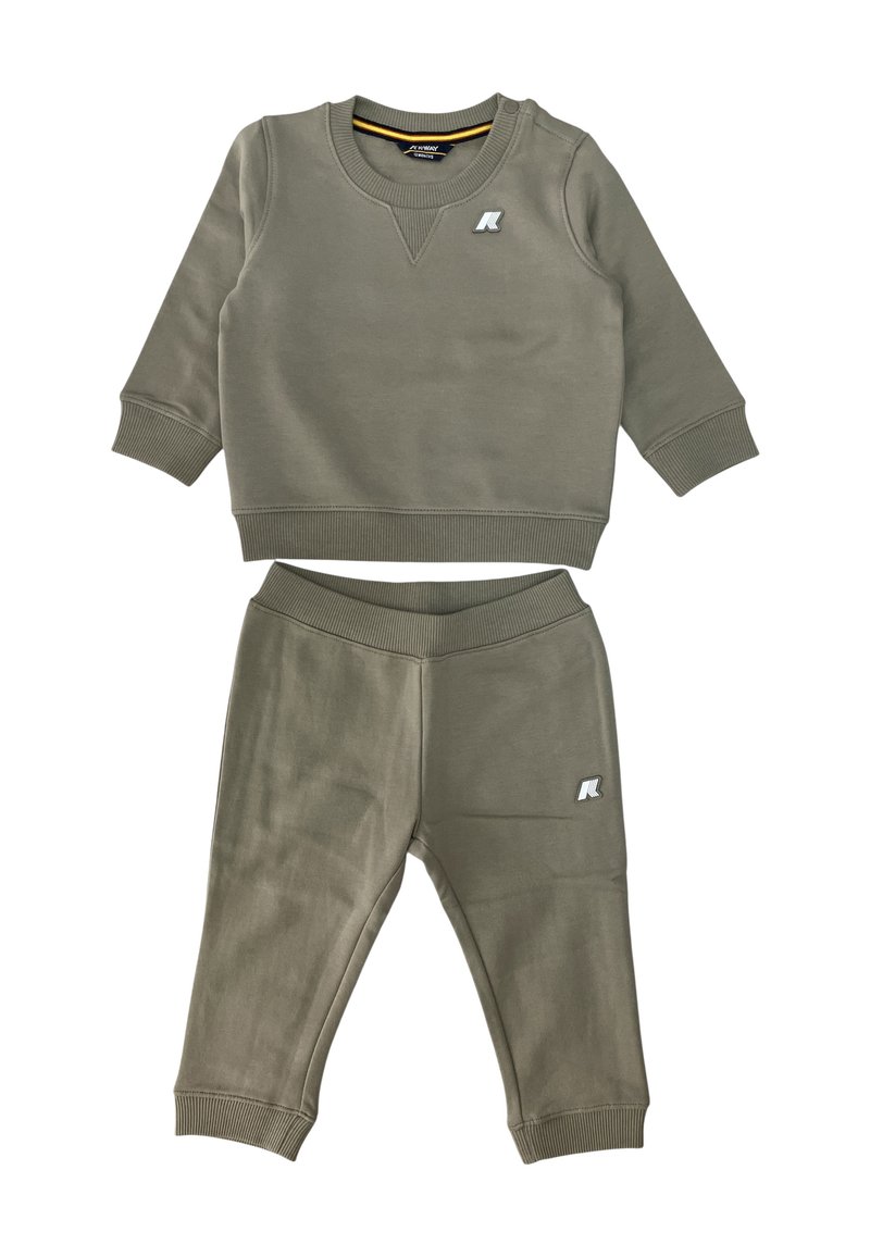 Completo di felpa e pantaloni abbinati in verde oliva, di dimensioni per bambini, con polsini a coste e piccolo logo bianco sopra e sotto.