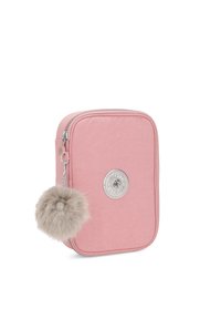 Růžová kosmetická taška z látky se stříbrnou kováním, kulatý tvar, zipové uzávěr a nadýchanou béžovou pom-pom připevněnou na boku.