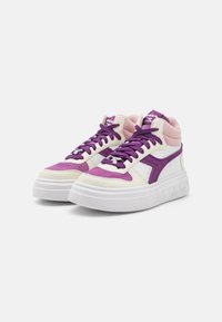 Sneakers alte caratterizzate da una base in pelle bianca, accenti viola e rosa, sovrapposizioni testurizzate e una spessa suola in gomma bianca.