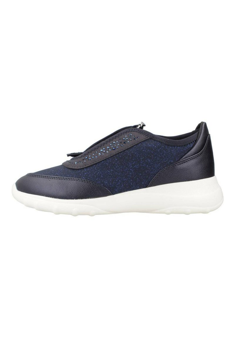 Zapatilla slip-on en navy y negro con suela blanca, cierre de cremallera y pequeños rhinestones decorativos azules en el panel lateral.
