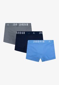 Tre par herreboxershorts i grå, marineblå og lyseblå. Hver har en kontrasterende elastisk livrem med "JORDAN" logo. Strækstof.