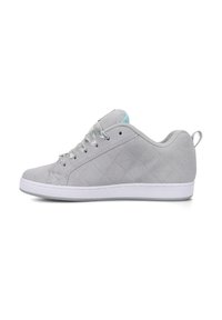 Hallhalli nubukk sneaker, millel on teemantitekkega mustriga, helesinised aksendid ja valge kummitald. Varustatud hõbedaste paelade ja tõmbeaugu puhul.