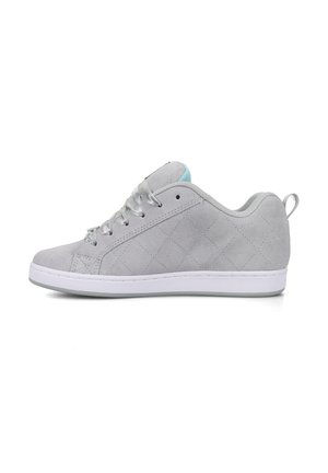 Grå semsket sneakers med diamantquiltet mønster, lyseblå detaljer og hvit gummisåle. Har sølvtonede lisser og en løftesløyfe.