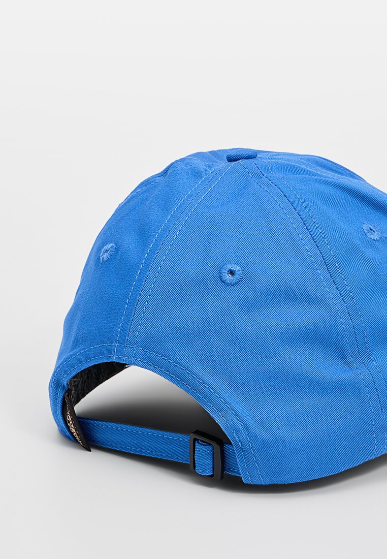 Niebieska regulowana czapka baseballowa z czarną klamrą, widocznym przeszyciem i otworami wentylacyjnymi na białym tle.