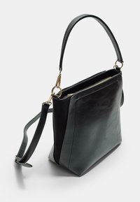 Sac à main rectangulaire en cuir de couleur vert foncé avec une texture lisse. Il dispose d'une seule poignée supérieure et d'une bandoulière amovible, avec des accents en métal doré.