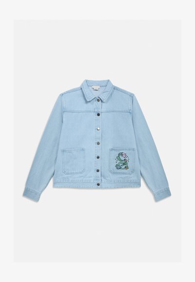 Lyseblå denimjakke med lange ærmer, knapper foran, to forlommer og et blomsterbroderi på højre lomme.