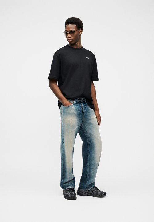 Guess Men's Eco Triangle Classic Tee – Maglietta Uomo In Cotone 100%, Colore Jet Black, Vestibilità Regolare