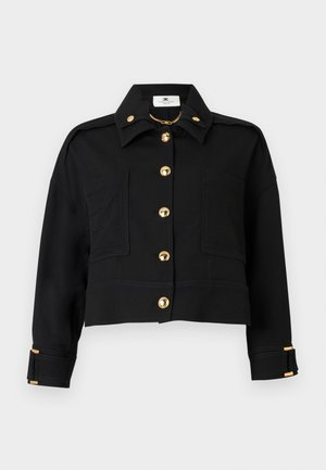 Veste noire courte avec boutons dorés, deux poches avant, une chaîne à l'intérieur du col et des bracelets de manchettes réglables avec des accents dorés.