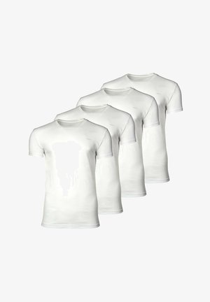 Cztery gładkie białe t-shirty z krótkim rękawem i okrągłym dekoltem ustawione w układzie diagonalnym, pokazujące widok z przodu z delikatnym logo marki na piersi.