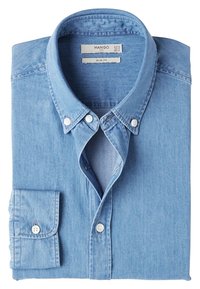 Hellblaues, schmal geschnittenes Hemd mit Knopfleiste, gefertigt aus weichem Denimstoff. Verfügt über einen spitzen Kragen, lange Ärmel und Manschetten mit zwei Knöpfen.
