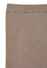 Tissu en tricot côtelé marron avec une texture lisse et une taille slim, adapté pour un usage décontracté ou pour le superposition.