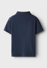 Marinblå pikétröja med krage och kort ärm, tillverkad av ett texturerat, andningsbart tyg med rak fåll.