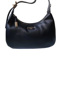 Borsa a spalla in pelle nera con forma curvata, accessori in ottone dorato, chiusura con zip e il nome del marchio "GASBIL" impresso sul fronte.