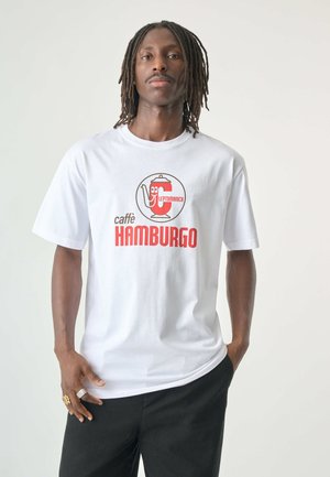 Weißes Baumwoll-T-Shirt mit einem bunten Grafikdruck einer Kaffeekanne und dem Text "caffè HAMBURGO" mit rundem Logo und Schrift im Cartoon-Stil.