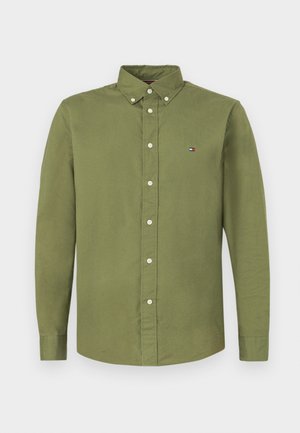 Olijfgroen overhemd met lange mouwen, knopen, een knoopkraag en een klein rechthoekig logo op de linkerborst.