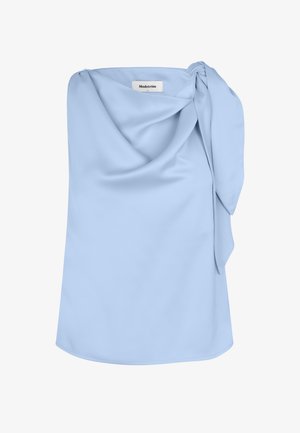 Lyseblå bluse med draperet halsudskæring og én skulderbånd detalje. Glat stof med en løs pasform og lige kant.