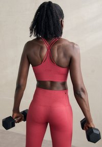ICANIWILL DEFINE SEAMLESS BRA - Sportmelltartó könnyű sportoláshoz - autumn red