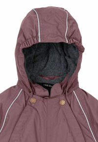 Kurtka z kapturem Mikk-line w kolorze mauve z miękkim szarym wnętrzem, z białym wykończeniem i dwoma miedzianymi guzikami przy szyi. Wodoodporny materiał.
