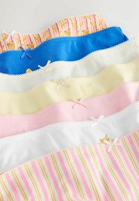 Pile de six culottes en coton pour femmes à imprimé bananes, bleu, blanc, jaune, rose, blanc et blanc rayé rose avec petits nœuds.