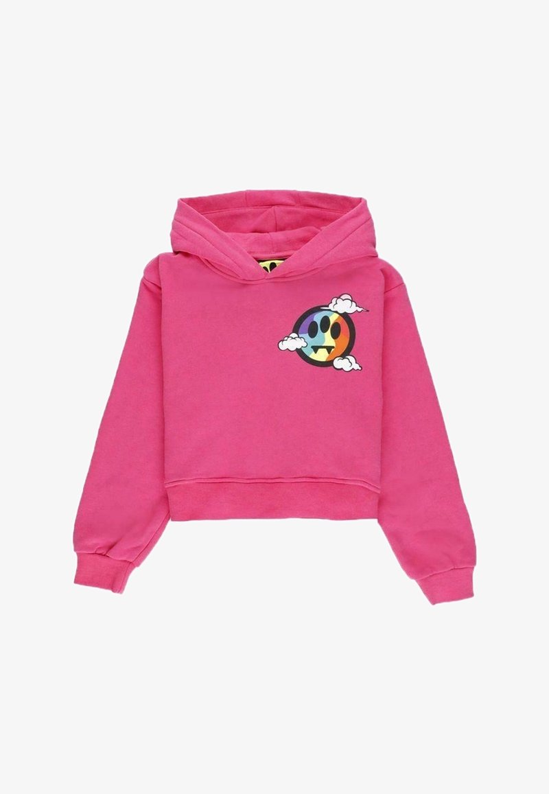 Sweat à capuche court rose en tissu doux ; présente un graphisme multicolore de visage souriant avec des nuages sur la zone gauche de la poitrine.