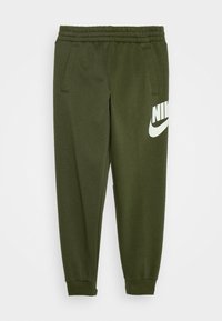 Olivově zelené tepláky Nike s elastickým pasem, dvěma bočními kapsami a velkým bílým logem na levé stehně. Hladký povrch.