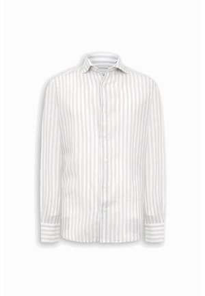 Biała koszula na guziki z długim rękawem, z pionowymi jasnoszarymi paskami i zaostrzonym kołnierzykiem, przedstawiona na białym tle.
