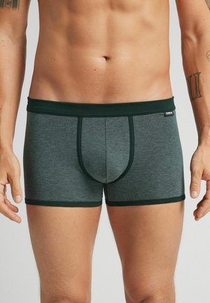 Grau gestreifte Boxershorts mit einem dunkelgrünen Bund und Besatz. Verfügt über einen konturierten Beutel und eine weiche Stofftextur.