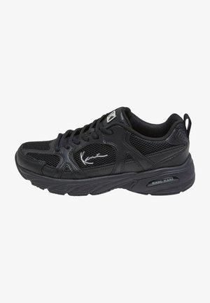 Czarne sportowe buty z siateczkowymi elementami i syntetycznymi akcentami. Posiadają sznurówki, wyściełany kołnierz oraz teksturowaną gumową podeszwę. Detal z logo po boku.