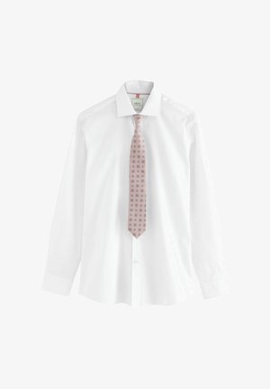 Chemise blanche à manches longues, avec un col classique. Associée à une cravate rose clair ornée d'un motif géométrique.