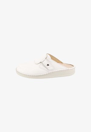 Zoccolo bianco slip-on con cinturino regolabile, suola imbottita e morbida fodera interna beige per comfort e supporto.