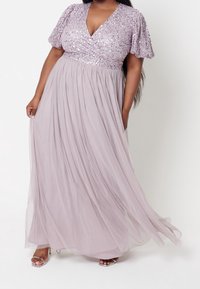 Lavendelfärgad aftonklänning med korta paljettsärmar, V-ringning och en flödande tylskjol, med avslappnad passform och textil med struktur.