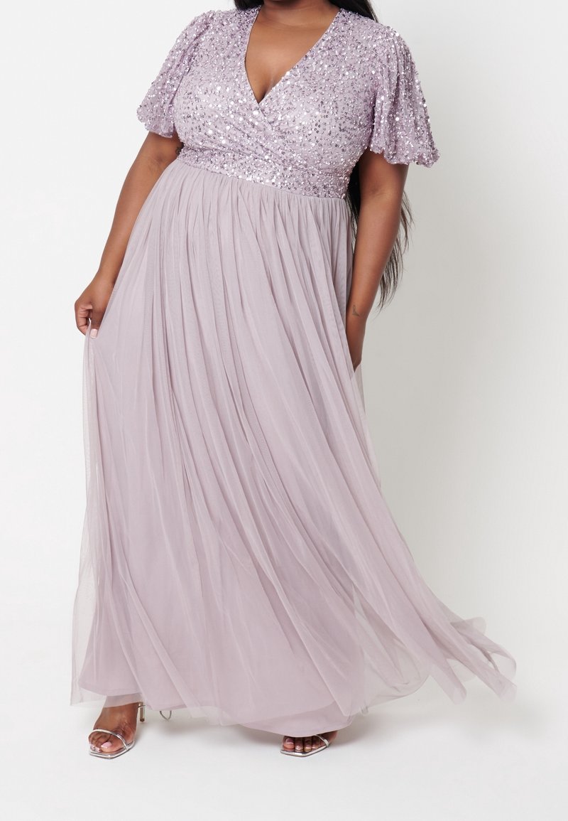 Lavendelfärgad aftonklänning med korta paljettsärmar, V-ringning och en flödande tylskjol, med avslappnad passform och textil med struktur.