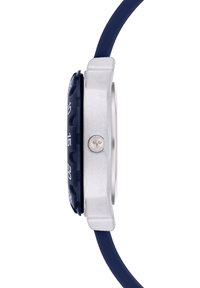 Dunkelblauer Silikon-Uhrenarmband, das an einem silbernen Gehäuse mit einer strukturierten schwarzen Lünette befestigt ist. Weiße Zahlenmarkierungen sind entlang der Lünette sichtbar.