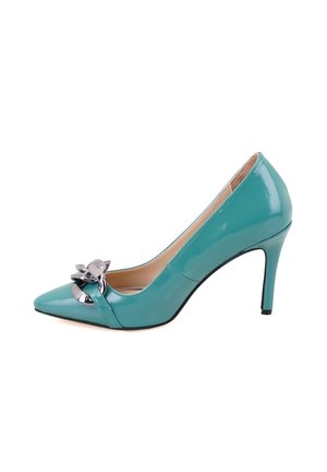 Chaussure à talon haut en cuir verni turquoise avec un bout pointu et un accent de nœud métallique à l'avant. Talon aiguille, texture lisse.