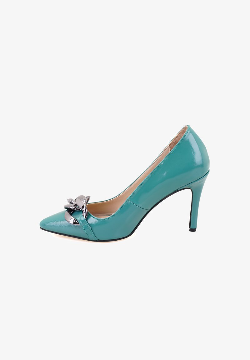 Chaussure à talon haut en cuir verni turquoise avec un bout pointu et un accent de nœud métallique à l'avant. Talon aiguille, texture lisse.