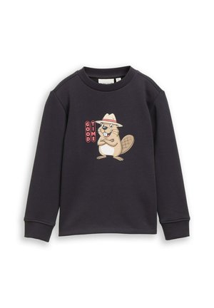 Zwart shirt met lange mouwen met een cartoon bever die een hoed en ooglapje draagt, staand met gekruiste armen naast rode verticale tekst "Good Time".