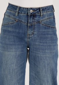 Lichtblauwe denim jeans met een hoge taille, voorzakken en een rechte pijp met contrasterende stiksels en een metalen knoop.