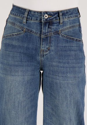 Lichtblauwe denim jeans met een hoge taille, voorzakken en een rechte pijp met contrasterende stiksels en een metalen knoop.