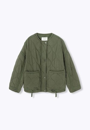 Veste matelassée verte avec un col rond, des boutons pression, deux poches avant et des détails à cordon au niveau de l'ourlet. Texture de tissu douce.