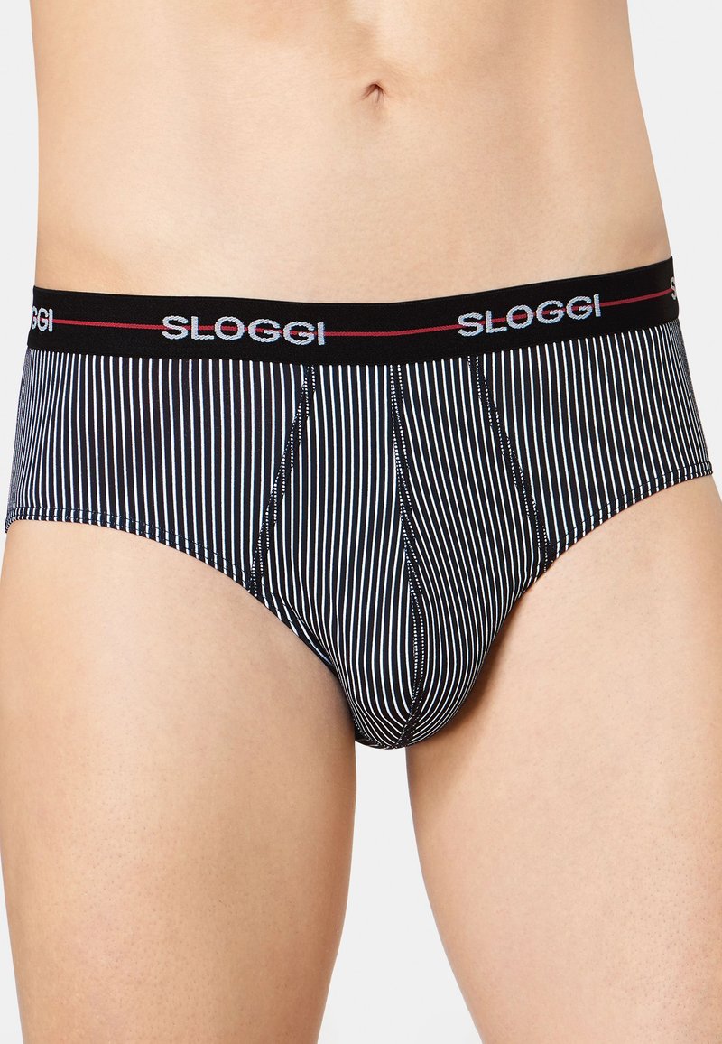 Herre briefs med sorte og hvide lodrette striber og sort linning med "Sloggi"-logo i hvidt samt en rød stribe ovenfor.
