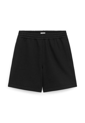 Zwarte casual korte broek met elastische tailleband en zijzakken, platte voorkant en rechte zoom, weergegeven op een witte achtergrond.