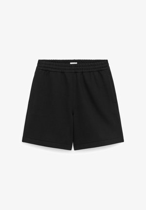 Zwarte casual korte broek met elastische tailleband en zijzakken, platte voorkant en rechte zoom, weergegeven op een witte achtergrond.