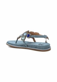 Sandali in suede azzurro chiaro con fasce decorate da vari pietre preziose blu, suola piatta e cinturino posteriore regolabile.